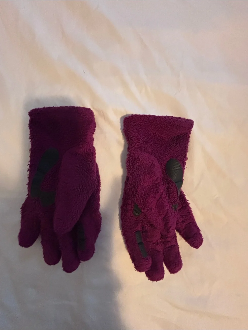 Plush Fleece ‘monkey’ Gloves in Deep Magenta